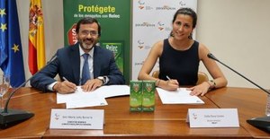 Alberto Jofre (a la izquierda) y Elena Cendra firman el acuerdo