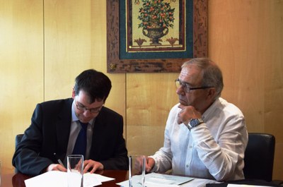 Alejandro Fernández (a la izquierda) e Iñaki Alkorta suscriben el acuerdo