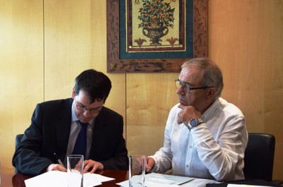 Alejandro Fernández (a la izquierda) e Iñaki Alkorta suscriben el acuerdo
