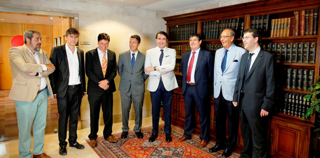 Alejandro Fernández (primero por la derecha) posa junto al resto de participantes en el debate