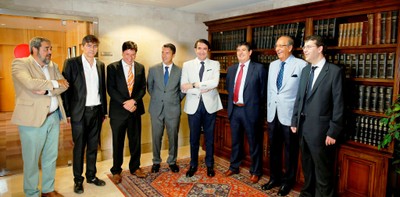 Alejandro Fernández (primero por la derecha) posa junto al resto de participantes en el debate