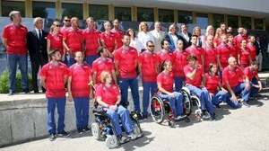 Autoridades y miembros del equipo paralímpico posan en la despedida ante la sede del Conejo Superior de Deportes