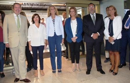 De izquierda a derecha, el ministro de Eduación, Cultura y Deporte, Méndez de Vigo, la vicepresidenta Sáenz de Santamaría, la infanta Elena, la ministra Báñez, Miguel Carballeda y la secretaria de Estado, Susana Camarero 