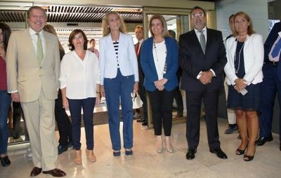 De izquierda a derecha, el ministro de Eduación, Cultura y Deporte, Méndez de Vigo, la vicepresidenta Sáenz de Santamaría, la infanta Elena, la ministra Báñez, Miguel Carballeda y la secretaria de Estado, Susana Camarero 