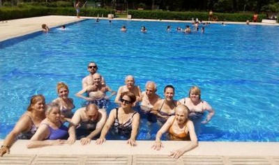 El grupo de residentes de Parla, disfrutando de la piscina de Somontes