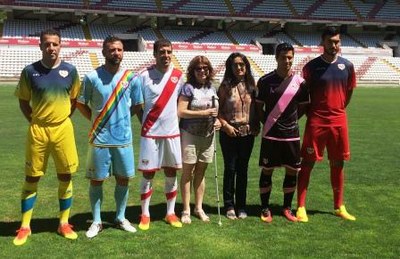 Fátima Peinado (en el centro), junto a jugadores rayistas luciendo las distintas equipaciones