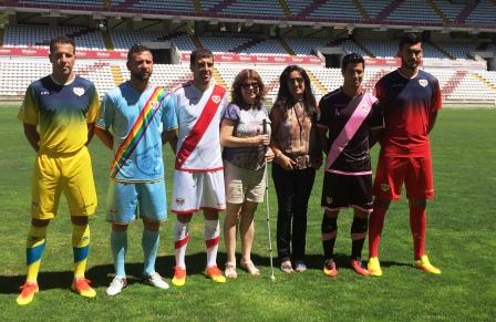 Fátima Peinado (en el centro), junto a jugadores rayistas luciendo las distintas equipaciones