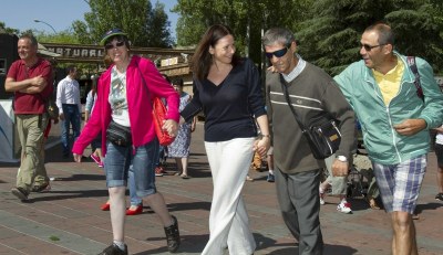 La viceconsejera Prado (con pantalón blanco), en el Parque de Atracciones, junto a un grupo de personas con discapacidad