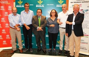 Los representantes del equipo ciclista y de las entidades implicadas presentan la nueva pulsera solidaria