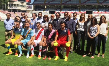 Representantes del Rayo, del CERMI y varios juadores con las 'camisetas solidarias' en la presentación del acto