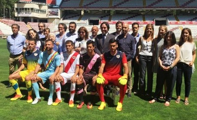 Representantes del Rayo, del CERMI y varios juadores con las 'camisetas solidarias' en la presentación del acto