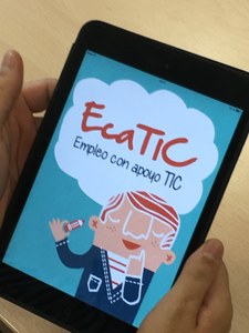 Una persona sostiene entre sus manos una tablet con la aplicación Ecatic abierta
