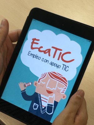 Una persona sostiene entre sus manos una tablet con la aplicación Ecatic abierta