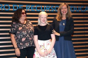 Joven premiada con las representantes de la ONCE