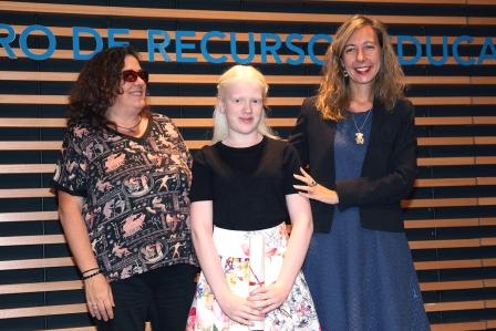 Joven premiada con las representantes de la ONCE