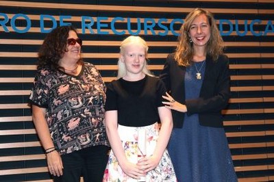Joven premiada con las representantes de la ONCE