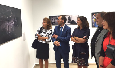 Inauguración en Vitoria de la exposición fotografica Un mundo de todos,