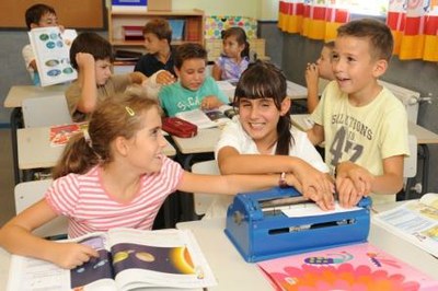 Alumna afiliada en un aula junto a sus compañeros