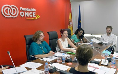 El encuentro fue inaugurado por la secretaria y directora general de Inserta Empleo, Virginia Carcedo (centro de la imagen), y  la Comisionada de Universidades, Juventud y Planes Especiales de Fundación ONCE, Isabel Martínez Lozano (a la izquierda).