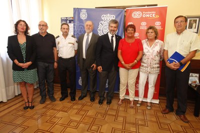 En el centro de la imagen, Gabino de Lorenzo e Ignacio Cosidó, junto al resto de personalidades implicadas en el acto de presentación