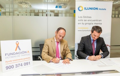 Firma del acuerdo entre Luis Sainz y José Ángel Preciados (a la derecha)