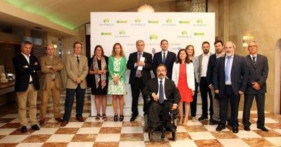 Foto de familia de autoridades y premiados en Santander