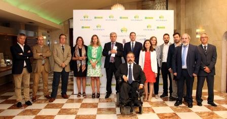 Foto de familia de autoridades y premiados en Santander