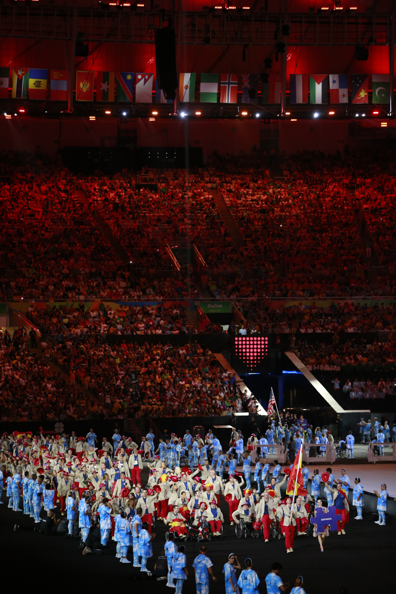 El equipo paralímpico durante el desfile en la ceremonia de inauguración de los Juegos