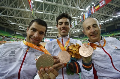 El trío formado por Amador Granados, Eduardo Santas y Alfonso Cabello obtuvo la medalla de bronce en la velocidad por equipos