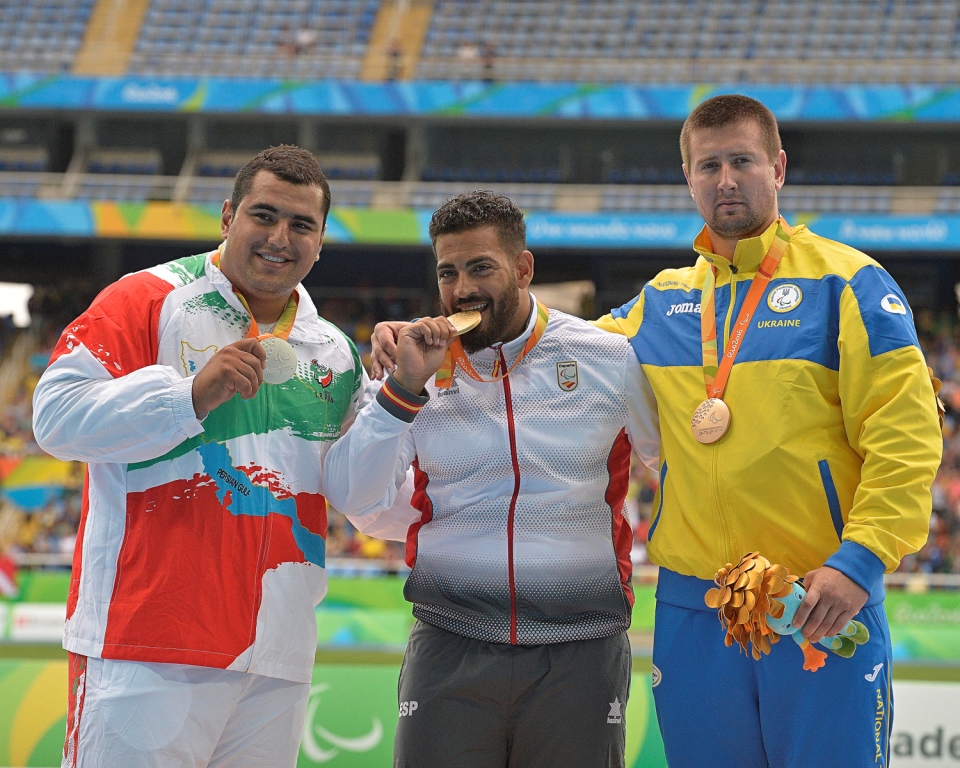 Kim López, en el centro de la imagen, con su medalla de oro