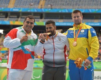 Kim López, en el centro de la imagen, con su medalla de oro