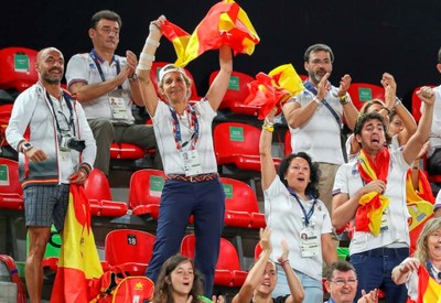 La Infanta Elena, animadora de lujo del equipo español de baloncesto en silla, durante el partido contra Alemania