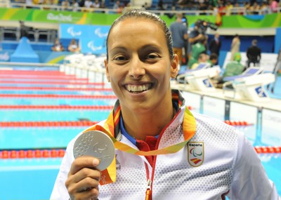 La nadadora Teresa Perales muestra orgullosa su medalla de plata