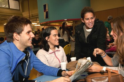 Joven afiliada en la universidad junto a sus compañeros