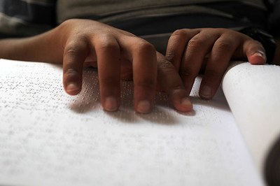 Manos leyendo braille