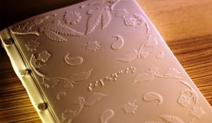 Portada en relieve de "Silencio"
