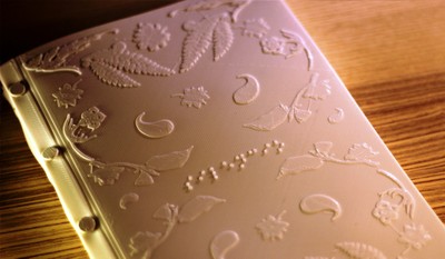 Portada en relieve de "Silencio"