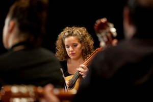 Una jóven de la orquesta Ciudad de los Califas