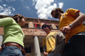 Estudiantes delante de una facultad