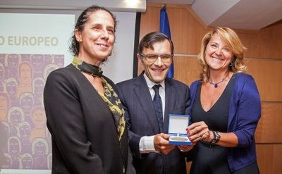 Alberto Durán muestra el galardón, flanquedado por Rosa Estaràs (derecha) y Ana Peláez