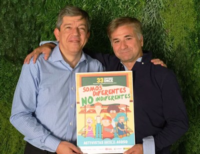 Antonio Mayor (a la izquierda) y Miguel González muestran el cartel del Concurso Escolar