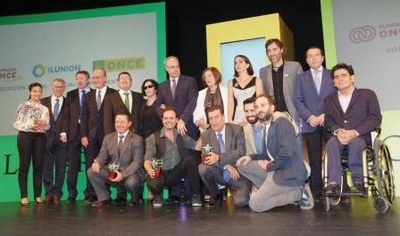 Autoridades, premiados y miembros de la ONCE, unidos sobre el escenario al final de la gala