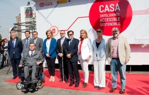 Autoridades y representantes de ONCE y su Fundación posan a las puertas de la casa accesible