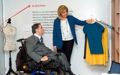 Báñez y Hernández observan el funcionamiento del armario motorizado