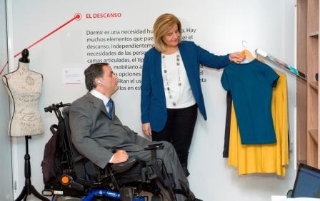Báñez y Hernández observan el funcionamiento del armario motorizado