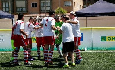 El equipo madrileño de fútbol para ciegos, festejando el triunfo