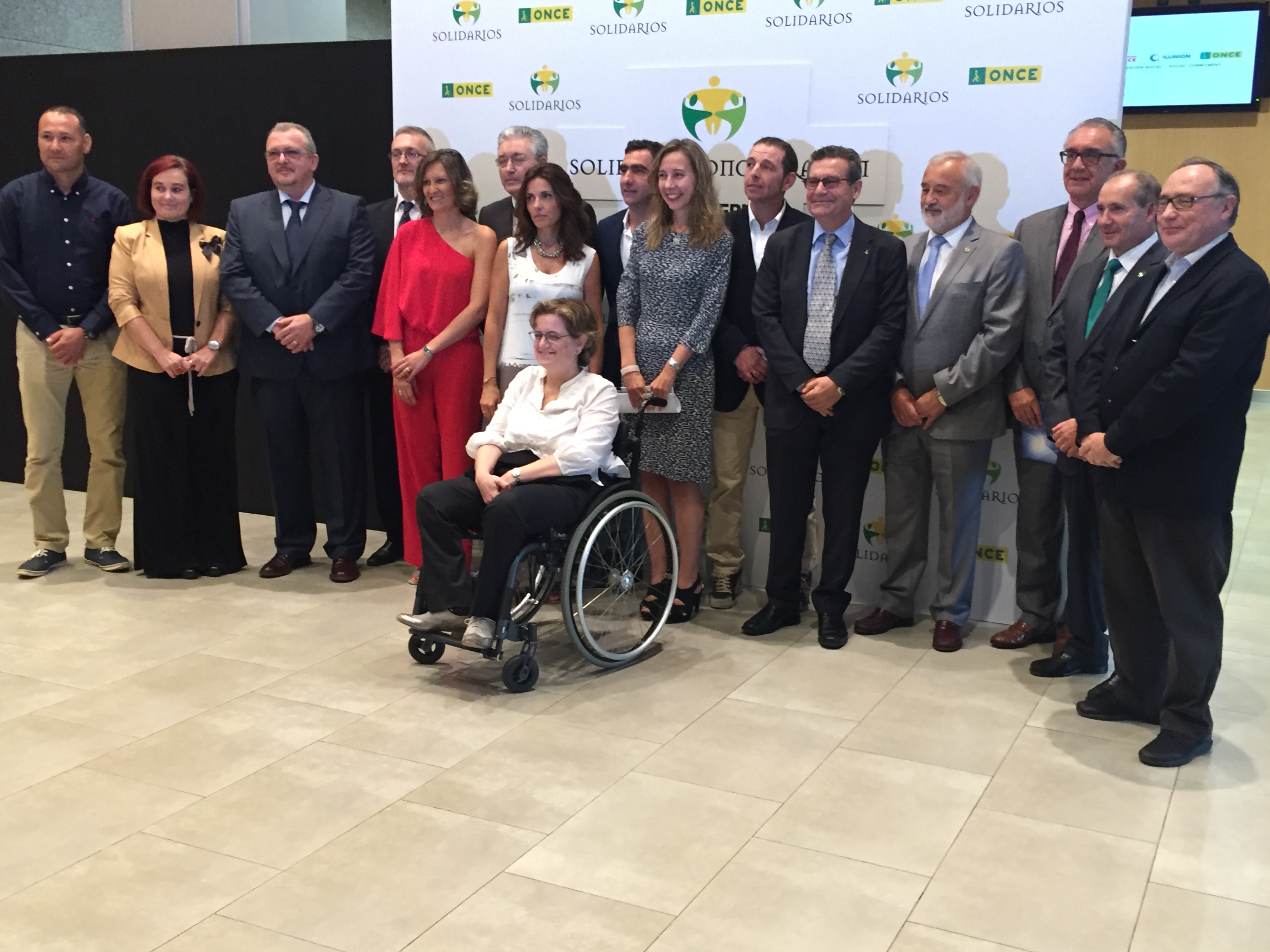 Foto de familia de autoridades y premiados en Aragón