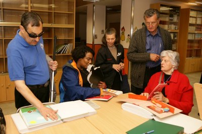 Grupo de personas ciegas en una biblioteca