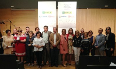Homenajeados con la medalla a los 25 años de servicio junto a los responsables políticos y de la ONCE