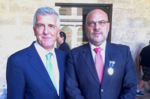 Javier Darío Mercado, con la medalla de la Generalitat (a la derecha), junto al delegado valenciano de la ONCE, José Manuel Pichel